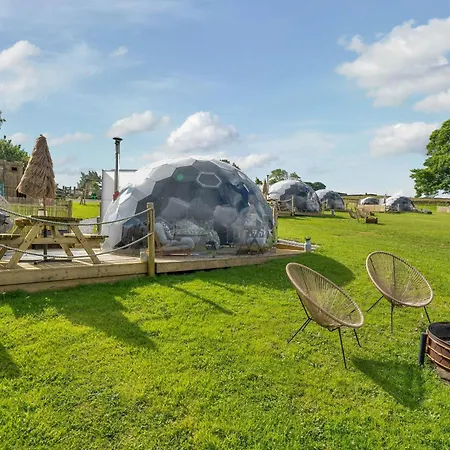 Lüks kamp alanı Deerstone Glamping-ingleborough Hill Dome-hot Tub Earby