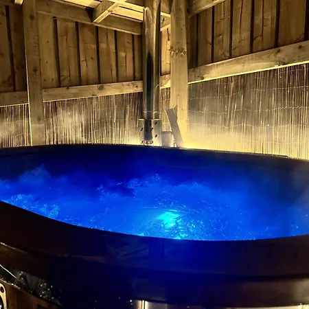 Deerstone Glamping-ingleborough Hill Dome-hot Tub Lüks kamp alanı *
