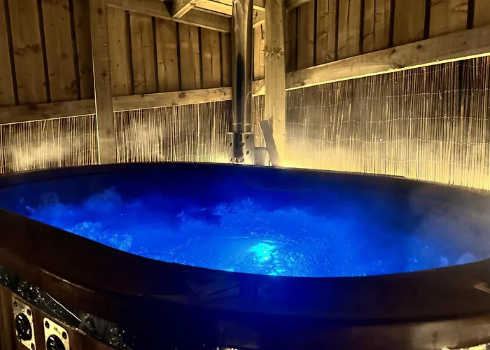 Deerstone Glamping-ingleborough Hill Dome-hot Tub Luxury tent *